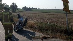 Powiat sztumski. Jazdę motocyklem zakończyli na znaku drogowym.