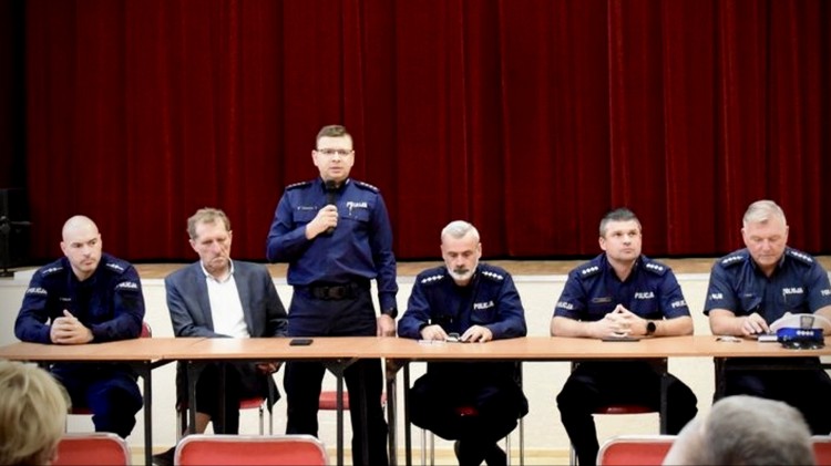 W Starym Polu mieszkańcy rozmawiali z policjantami o bezpieczeństwie.