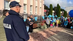 Powiat sztumski. Międzynarodowy Dzień Bez Przemocy – spotkanie policjantów z uczestnikami happeningu.