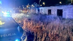 Malbork. Pożar pustostanu przy ul. Dworcowej – policjanci uratowali mężczyznę.
