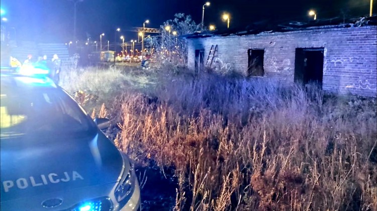 Malbork. Pożar pustostanu przy ul. Dworcowej – policjanci uratowali mężczyznę.