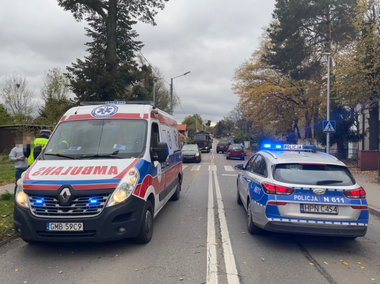 POTRĄCENIE NA PRZEJŚCIU DLA PIESZYCH W MALBORKU NA UL. 500-LECIA. POLICJANCI APELUJĄ O ZACHOWANIE SZCZEGÓLNEJ OSTROŻNOŚCI.