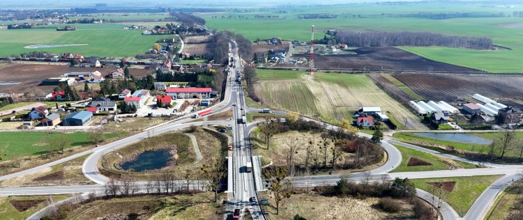 DK 22. Na finiszu prac między Czarlinem i Knybawą.