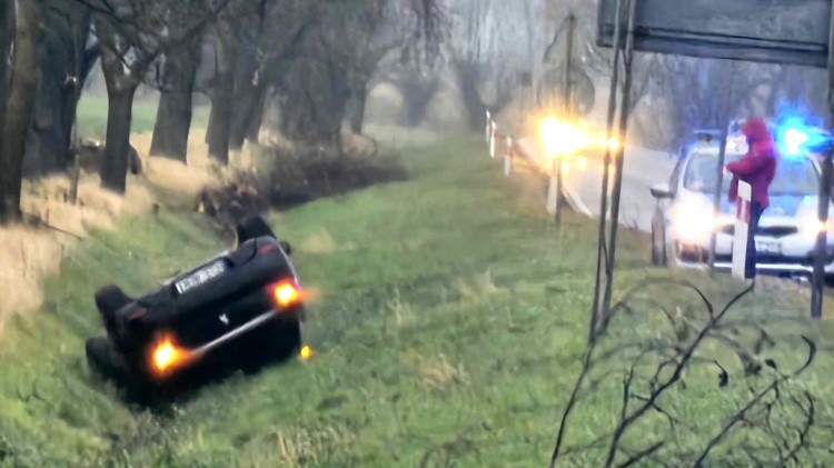 DK22. Dachowanie w pobliżu Kapustowa – jedna osoba w szpitalu.
