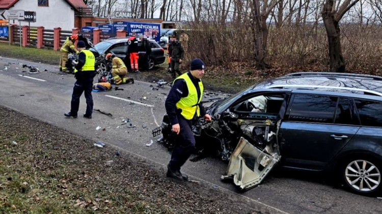 Malbork. Zderzenie osobówek na ul. 500-lecia. Dwie osoby trafiły do szpitala.