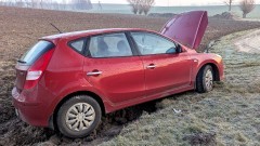 DW515. Samochód w rowie – policjanci pomogli kierującej wymienić oponę.