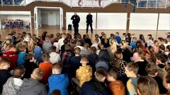 Jak bezpiecznie spędzić ferie zimowe? - policjanci rozmawiali o tym z uczniami.