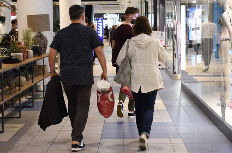 Dane nie pozostawiają złudzeń. E-commerce sukcesywnie odbiera ruch…