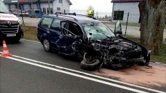 Nowiec. Osobówka uderzyła w drzewo – kierowca w szpitalu.