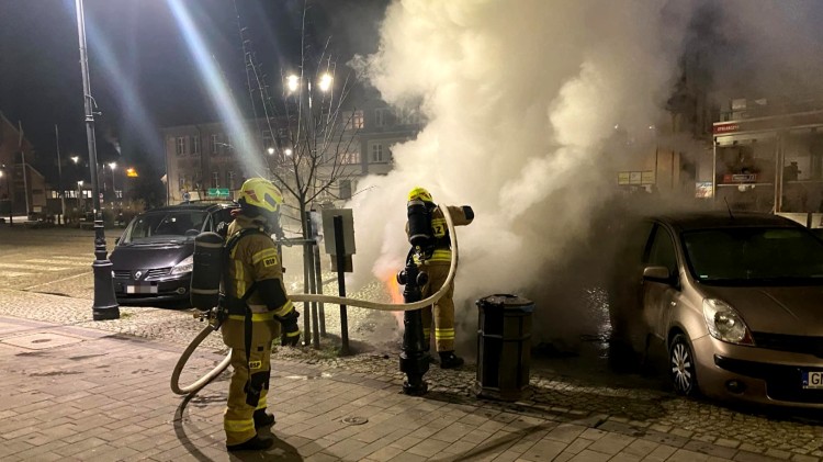 Pożar samochodu, domku na drzewie i traw – tygodniowy raport malborskich służb mundurowych.
