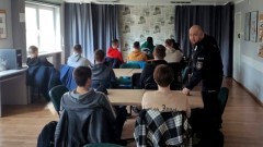Funkcjonariusze zachęcają maturzystów do wstąpienia w szeregi policji. 