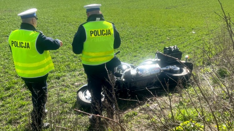 Tragiczny wypadek w Nowcu. Nie żyje motocyklista uderzony przez osobówkę.…