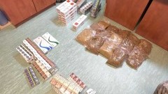 Kryminalni zabezpieczyli około 7 kg wyrobów tytoniowych oraz ponad 11 tysięcy sztuk papierosów rożnych marek bez polskich znaków akcyzy.