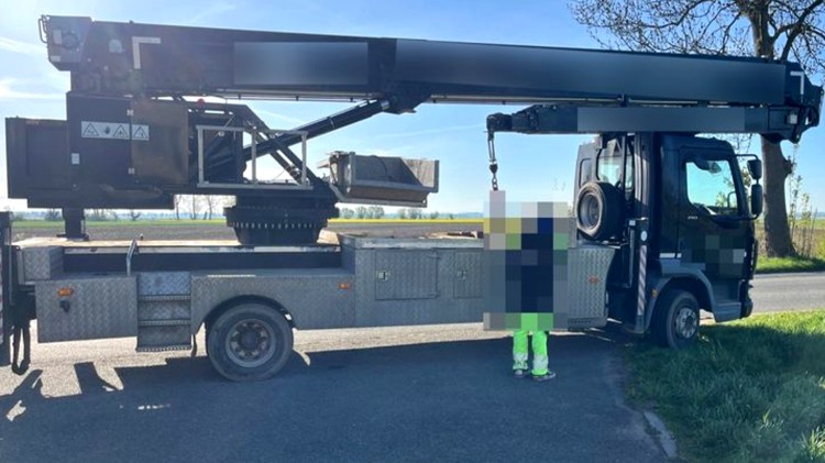 Gmina Miłoradz. Nietrzeźwy operator dźwigu przekroczył prędkość w terenie zabudowanym – odpowie przed sądem.