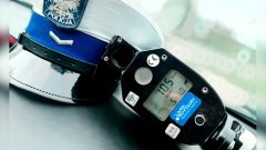Pędził 105 km/h w terenie zabudowanym – stracił prawo jazdy i zapłaci wysoki mandat.