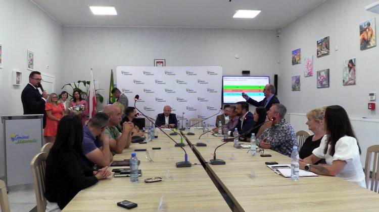 Wójt Miłoradza Arkadiusz Skorek z wotum zaufania i absolutorium na XIII sesji Rady Gminy - 30.06.2025