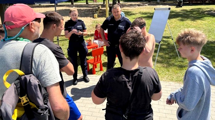 Policjanci i Sanepid promują bezpieczeństwo oraz zdrowy styl życia podczas wakacji w Malborku.