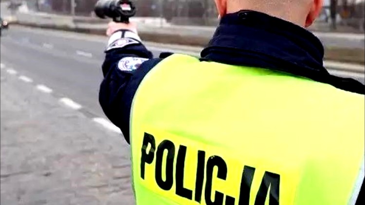 134 km/h w terenie zabudowanym – zatrzymane prawo jazdy i wysoki mandat dla 34-latki.
