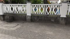 Policja szuka świadków kolizji w Malborku - kierująca porzuciła auto po uderzeniu w betonowy płot.
