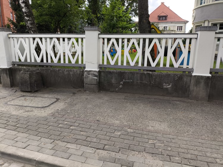 Policja szuka świadków kolizji w Malborku - kierująca porzuciła auto po uderzeniu w betonowy płot.