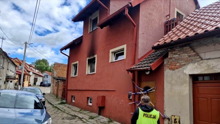 Tragiczny pożar w Gniewie – nie żyją 24-letnia kobieta i niemowlę.