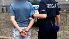 Malborscy dzielnicowi zatrzymali poszukiwanego 39-latka i 27-latkę za posiadanie narkotyków.