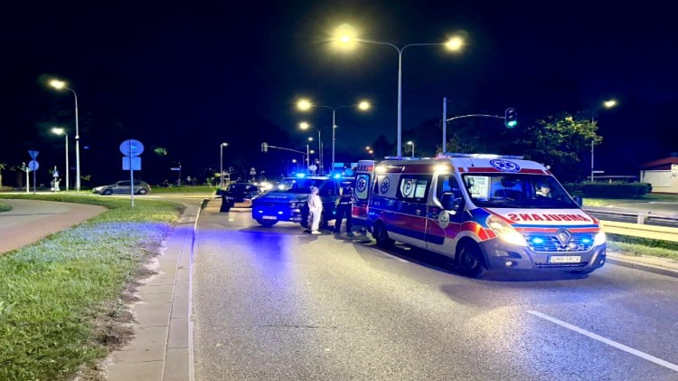 Kolizja na skrzyżowaniu ulic 17 Marca i Aleja Rodła w Malborku – motocyklista w szpitalu. Zobacz wideo