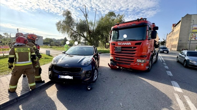 Zderzenie ciężarówki z osobówką na skrzyżowaniu ulic Armii Krajowej i Prądzyńskiego w Malborku.
