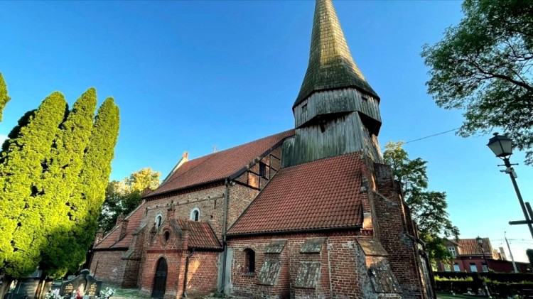 Kończewice zapraszają na pokaz tradycyjnego powroźnictwa i zwiedzanie zabytkowego kościoła.