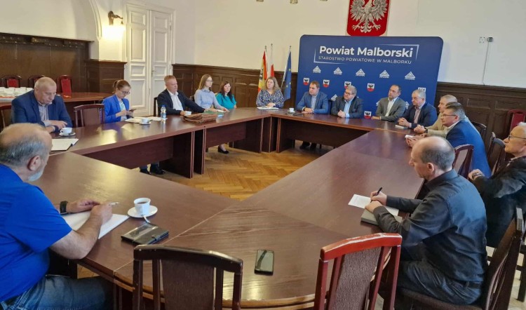 Rolnicy, samorząd i rząd o podtopieniach na Żuławach. W Malborku rozmawiano…