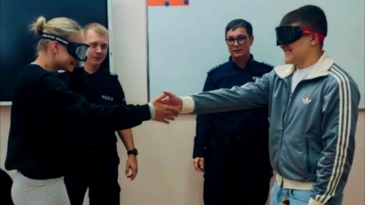 Policjanci edukują sztumskich licealistów o cyberprzemocy i substancjach…
