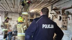 71-latek zasłabł na poddaszu – pomogli mu policjanci i strażacy z Nowego Stawu.