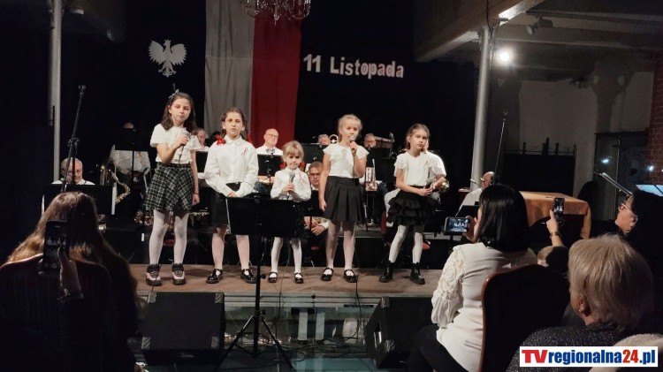 Dla Niepodległej - patriotyczny koncert w Nowym Stawie. Wideo