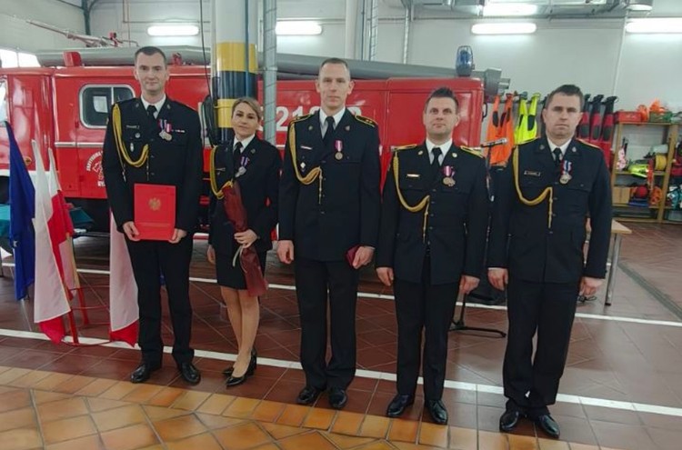 Strażacy z Nowego Dworu Gdańskiego wyróżnieni podczas obchodów Narodowego Święta Niepodległości.