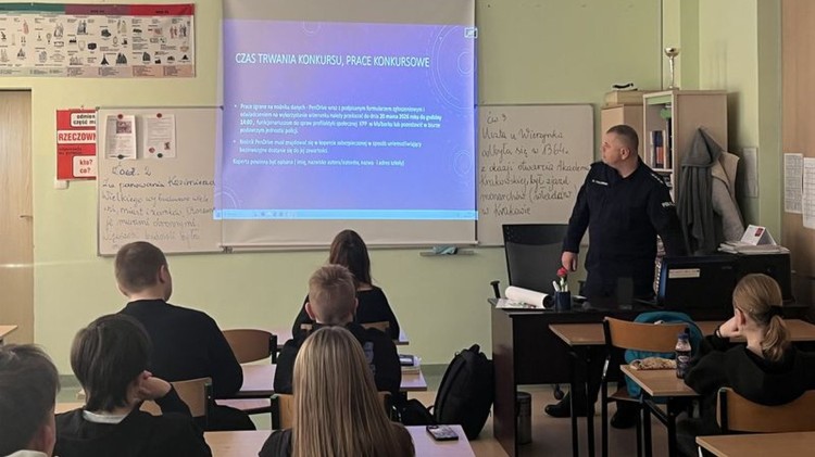Bezpieczny nastolatek w świecie cyfrowym - malborscy policjanci edukują młodzież.
