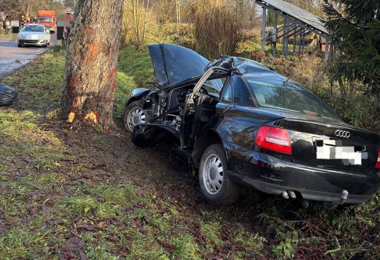 Śmiertelny wypadek w Gniazdowie. Droga zablokowana, policja kieruje na objazdy.