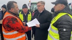 Rolnicy z Żuław solidaryzują się z protestującymi w Brukseli, pośród Nich Pełnomocnik Ministra Rolnictwa ds. Żuław. 