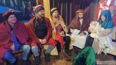 Tradycyjne kolędowanie w Kończewicach - Orszak Trzech Króli i wspólne śpiewanie.