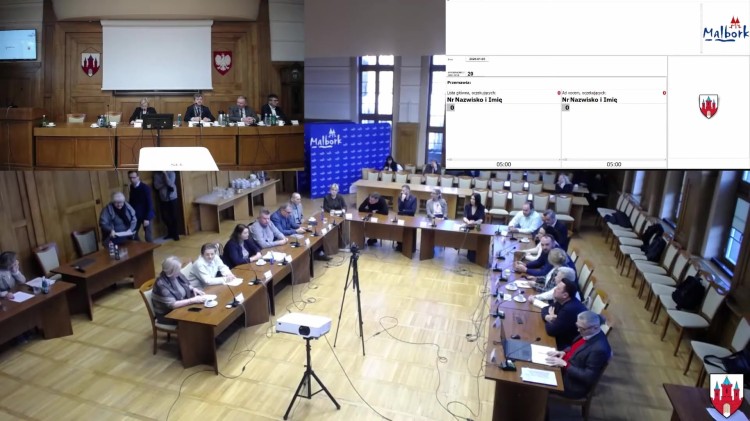 Pięć minut obrad - nadzwyczajna sesja Rady Miasta Malborka zakończona bez głosowania. Zobacz wideo
