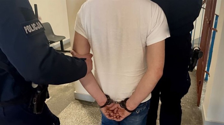 29-latek z Nowego Stawu w rękach policji za jazdę mimo zakazu, pasażer z narkotykami.