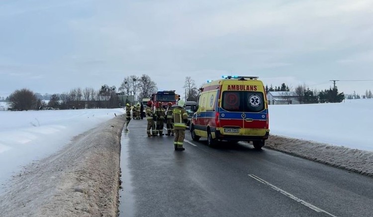 Urwane koło z autobusu uderzyło w osobówkę - groźne zdarzenie w powiecie…