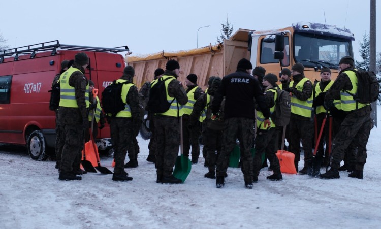 Żołnierze WOT wspierają Malbork w usuwaniu skutków intensywnych opadów śniegu.