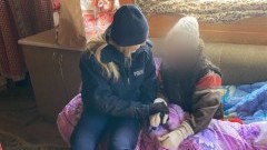 Policjanci pomogli kobiecie, która marzła w swoim domu.