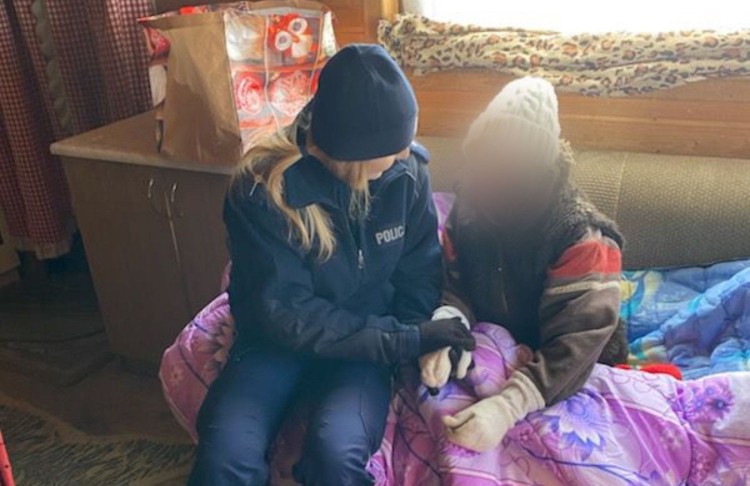 Policjanci pomogli kobiecie, która marzła w swoim domu.