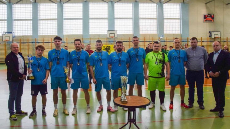 Sportowa rywalizacja podczas II Żuławskiej Halowej Ligi Piłki Nożnej w Nowym Dworze Gdańskim.