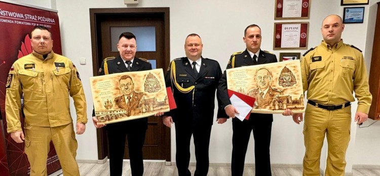 Strażackie pożegnanie w Malborku - dwóch funkcjonariuszy przechodzi na emeryturę.
