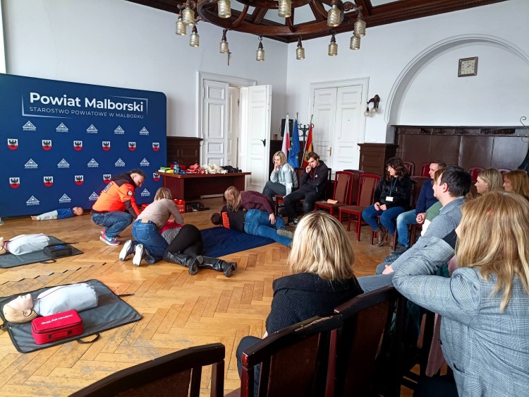 Starostwo Powiatowe w Malborku rozpoczęło szkolenia z pierwszej pomocy.