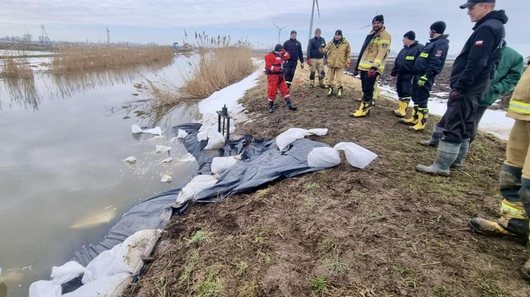 Gmina Nowy Staw. Wał przeciwpowodziowy w Mirowie wzmocniony po przelewaniu się wody.