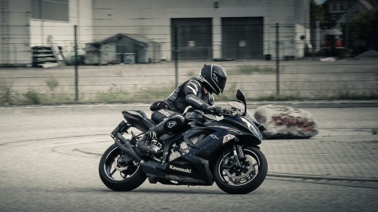 Rozpoczyna się sezon motocyklowy – policja przypomina o bezpieczeństwie na drogach.