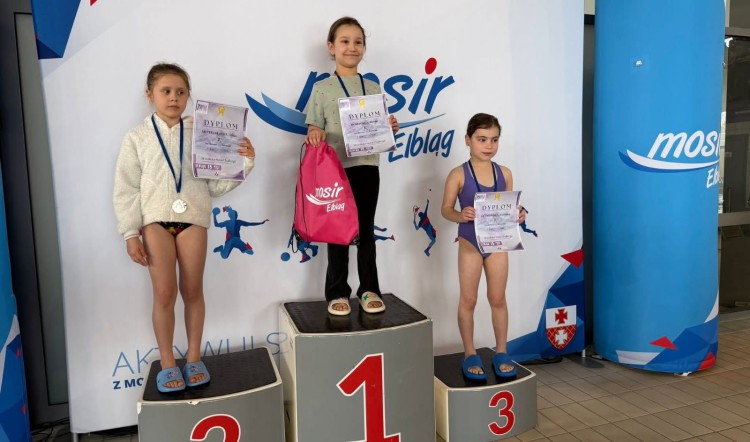 Debiut i dwa medale - młoda pływaczka z Malborka zachwyciła podczas Dolinka Swim Challenge 2026.